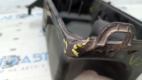 Внутренний вид нижней крышки корпуса воздушного фильтра Toyota с заметными повреждениями.