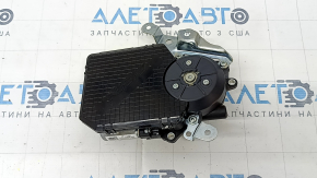 Крупный план моторчика актуатора двери задней правой для Toyota Sienna (годы 2021-2026) с рабочими характеристиками.