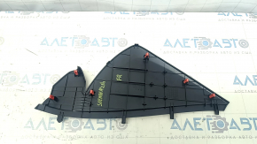 Подробный ракурс боковой накладки передней панели Toyota Sienna 21-26, показывающий крепления без износа.