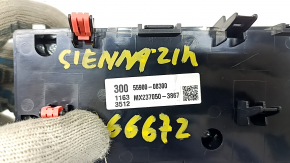 Задняя панель управления климат-контролем Toyota Sienna 21-23, с визуальными следами установки.