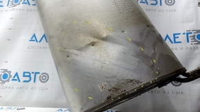 Ближний план выпускной трубы Toyota Sienna, видно повреждение и потёртости.
