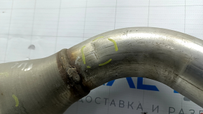 Деталь выхлопной системыToyota Sienna, видно следы использования и вмятины.