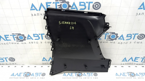 Боковая накладка центральной консоли в идеальном состоянии для Toyota Sienna 21-26, черная окраска, видно крепления на кузове.