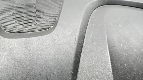 Деталь торпеды Chevrolet Volt, сбоку показаны дефекты на поверхности.