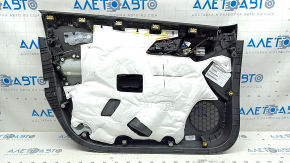Крупный план обшивки двери Chevrolet Volt 2016-2019, видно грязевые следы и потертости.