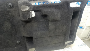 Ракурс крупным планом на покрытие пола с оригинальным номером от Toyota Sienna 21-26, видны признаки эксплуатации.