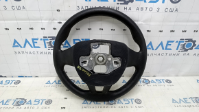 Крупный план руля Ford Focus mk3 2015-2018, показывающий следы использования.