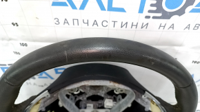 Общий вид рулевого колеса Nissan Pathfinder, заметны производственные элементы, подогрев и следы износа.
