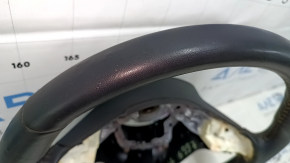 Фотография рулевого колеса с фокусом на его крепление и общий вид для Nissan Sentra 20-25.