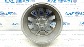Крупный план маркировки диска R17 x 7J для Toyota Sienna.