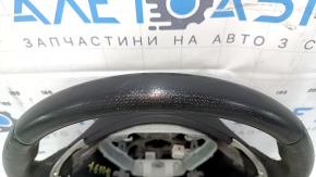 Вид сверху на руль Nissan Pathfinder, видны потертости на поверхности.