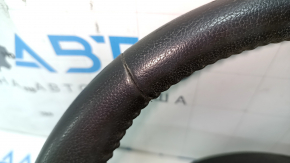 Общий вид руля Nissan Sentra 2013-2019, оригинальные детали, требуется обслуживание.