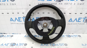 Деталь показывает износ: руль голый от Nissan Sentra 2013-2019, царапины на поверхности.