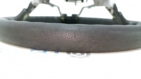 Деталь рулевого колеса Nissan Versa, показан профиль с дефектами.