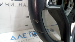 Дефекты на боковой части рулевого колеса Infiniti QX30, видима потертость.