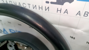 Общий вид на рулевое колесо Infiniti QX30 с характерным износом.