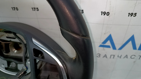 Боковой вид руля Infiniti QX30 с небольшими повреждениями.