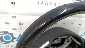 Детали с близкого ракурса показывают потертости на руле Infiniti QX30.