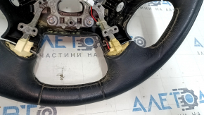 Крупный план хвата руля Infiniti с небольшими трещинами