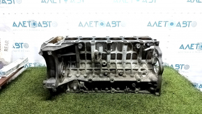 Крупный план блока цилиндров BMW X5, требует расточки