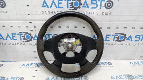 Крупный план руля Nissan Pathfinder 2013-2021 с царапинами.