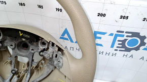 Крупный план руля Nissan Rogue с незначительными потертостями и загрязнениями.