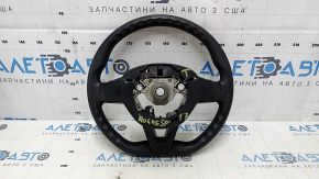 Крупный план поверхности руля Nissan Rogue 2014-2020, показывающий износ