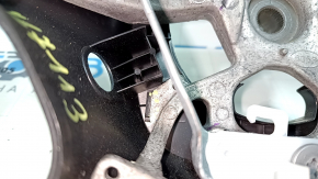 Боковой вид на рулевое колесо Nissan Murano, царапины на коже видны.