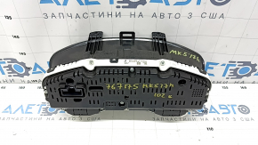Разъём щитка приборов Ford Fusion, фокус на задней панели.
