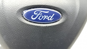 Крупный план логотипа Ford на подушке безопасности в хорошем состоянии.