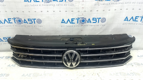 Решетка радиатора grill со значком VW Passat b8 16-19 USA R-Line, без уплотнителя, песок, оплавлена, полез хром