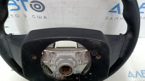 Передний вид рулевого колеса Toyota Camry с оригинальным креплением, часть покрытия имеет износ.