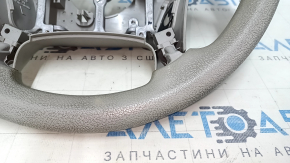 Крупный план верхней части руля Toyota Sienna 2010-2020, показаны следы использования.