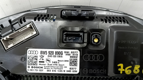 Детальная фотография разъемов и серийного номера щитка приборов Audi Q5 2018-2024.