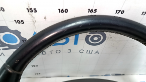 Деталь руля Kia Sorento с царапинами и потертостями, вид сбоку.