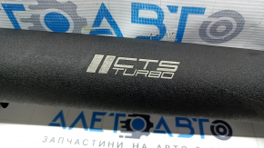 Увеличенный план воздуха CTS Turbo, на детали видна маркировка производителя.