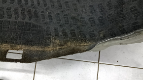 Покрытие пола Audi Q5, показывающее износ и запылённость.