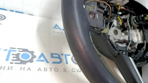 Рулевое колесо с подогревом для Jeep Compass, вид с верхней стороны, видны следы использования.