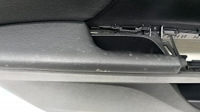 Крупный план кожи на подлокотнике обшивки двери Honda Accord 2013-2017, незначительные следы использования.