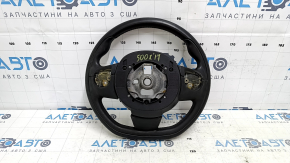 Деталь рулевого колеса для Fiat 500X с крупным планом на повреждение обода