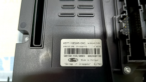 Крупный план разъема панели мультимедиа Ford Fusion mk5, 2013-2020