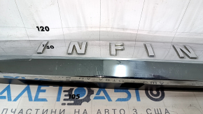 Повреждённый молдинг двери багажника Infiniti QX60, хромированная поверхность