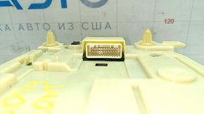 Подключение питания для плафона освещения Toyota Prius 2010-2015, вид на разъём.