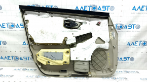 Крупный план обшивки двери Toyota Prius 2010–2015 с загрязнениями