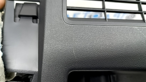Деталь обшивки арки правой задней стороны Volvo XC60, состояние использования обозначено мелкими царапинами.