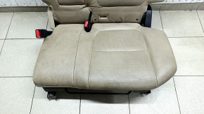 Крупный план сиденья для Mitsubishi Outlander, на котором видны потёртости и трещины.