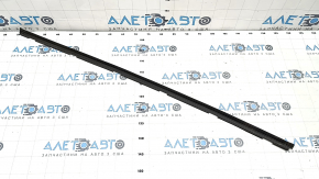 Уплотнитель двери передней правой Volvo XC60 18-26 нижний