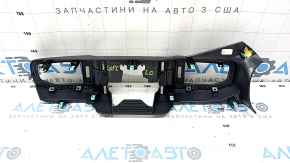 Накладка дефлектора воздуховода передней панели центральная Ford Explorer 20-24 черная с хром, царапины
