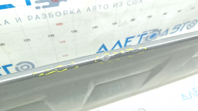 Губа переднего бампера центральная Audi Q7 16-19 серебро, примятость, песок