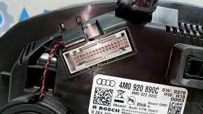 Передняя панель щитка приборов Audi Q7 без дефектов, стекло с царапинами.
